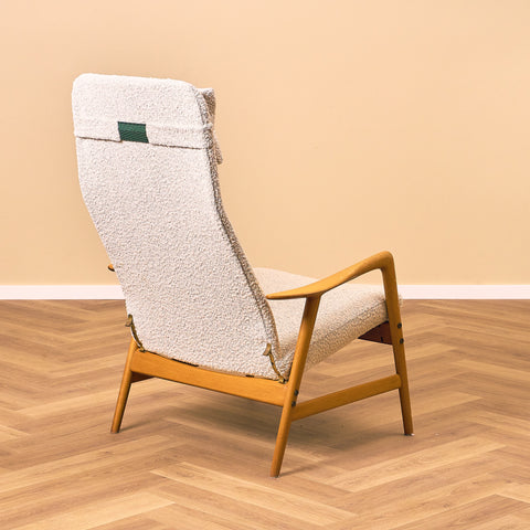 Svensk fåtölj i massiv bok av Alf Svensson för Bra Bohag, modell "Contour"