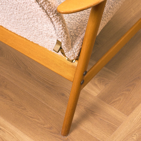 Svensk fåtölj i massiv bok av Alf Svensson för Bra Bohag, modell "Contour"