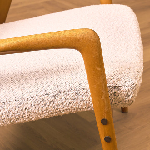 Svensk fåtölj i massiv bok av Alf Svensson för Bra Bohag, modell "Contour"