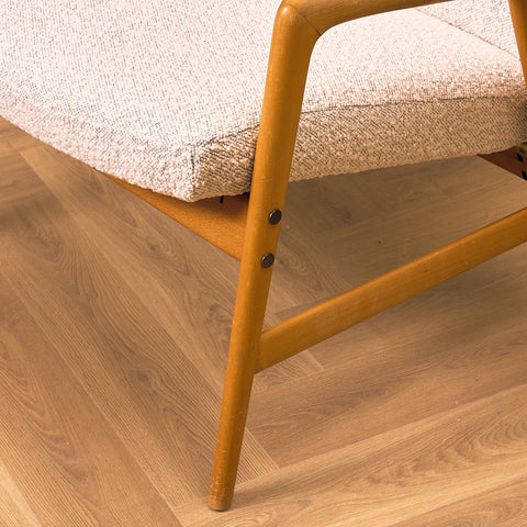 Svensk fåtölj i massiv bok av Alf Svensson för Bra Bohag, modell "Contour"