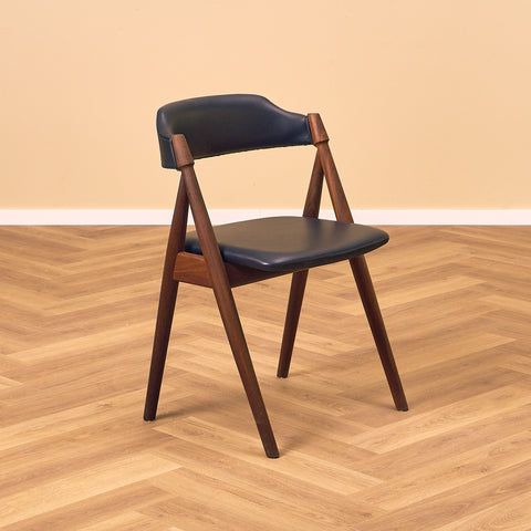 Danska matstolar i valnöt från Duba möbelindustri