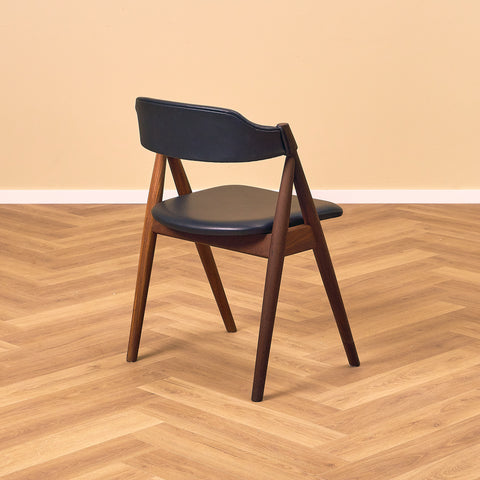 Danska matstolar i valnöt från Duba möbelindustri