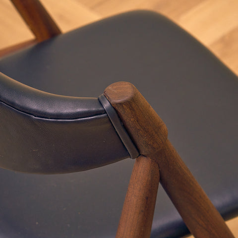 Danska matstolar i valnöt från Duba möbelindustri