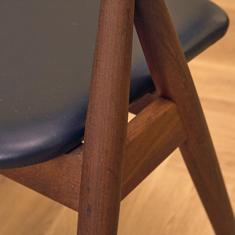 Danska matstolar i valnöt från Duba möbelindustri