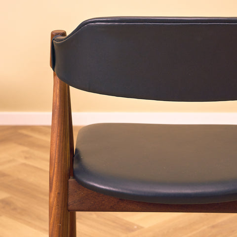 Danska matstolar i valnöt från Duba möbelindustri