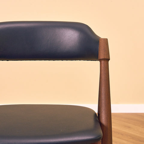 Danska matstolar i valnöt från Duba möbelindustri