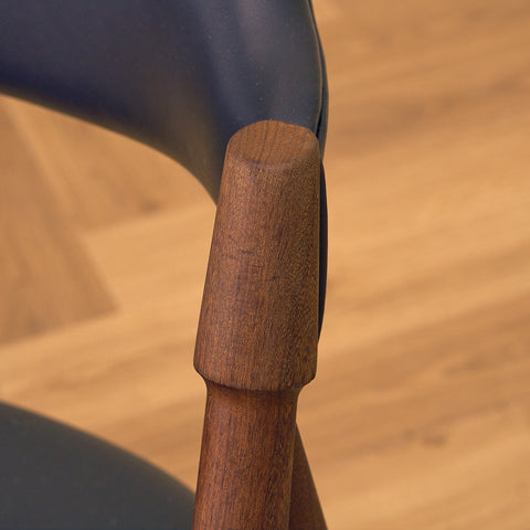 Danska matstolar i valnöt från Duba möbelindustri