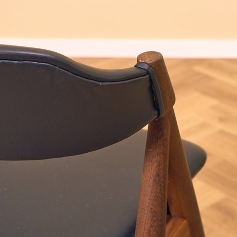 Danska matstolar i valnöt från Duba möbelindustri