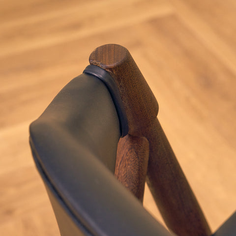 Danska matstolar i valnöt från Duba möbelindustri