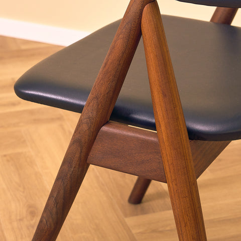 Danska matstolar i valnöt från Duba möbelindustri