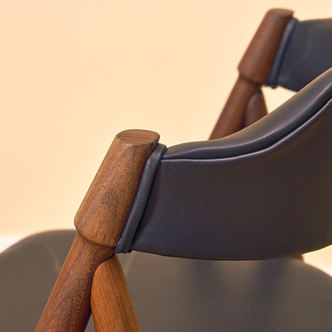 Danska matstolar i valnöt från Duba möbelindustri