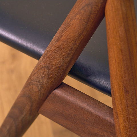 Danska matstolar i valnöt från Duba möbelindustri