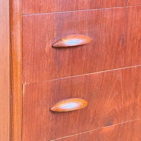 V:12 Chest of drawers in oak & teak, Denmark, 1950-60s. - Beyo Vintage