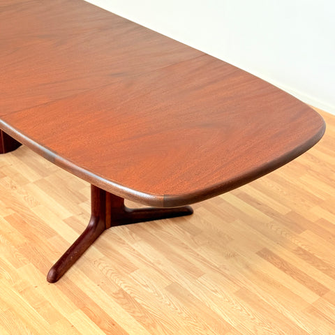 Danish oval dining table in mahogany by Skovby Møbelfabrik