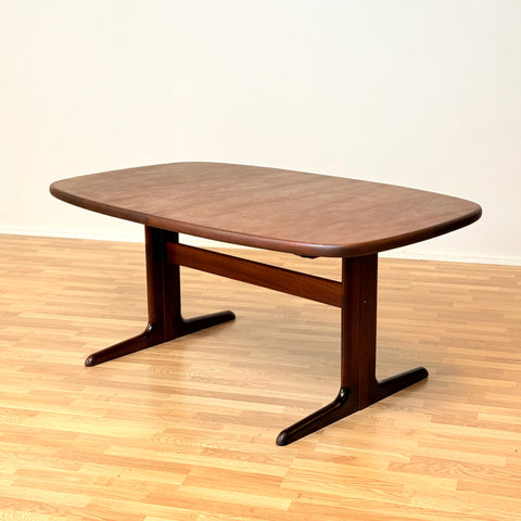 Danish oval dining table in mahogany by Skovby Møbelfabrik