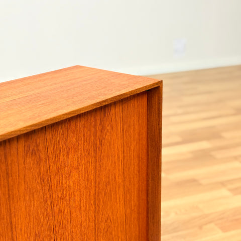 Small storage in teak