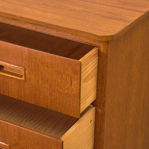 Svensk byrå i teak