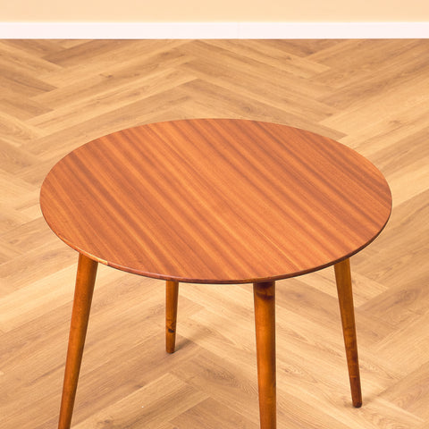 Svenskt sidobord i mahogny och bokträ