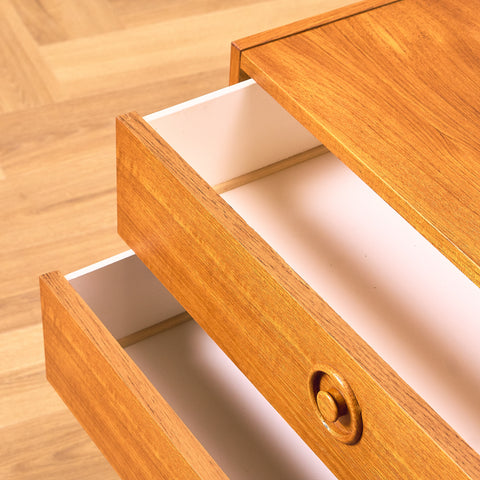 Svensk liten byrå i teak och bok