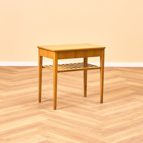 Svenska sängbord i björk och teak från Svensk Möbelindustri