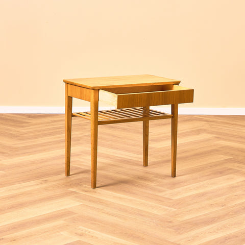 Svenska sängbord i björk och teak från Svensk Möbelindustri