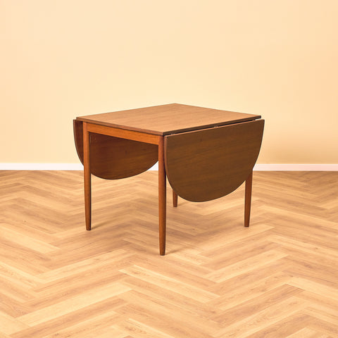 Danskt matbord med 4 iläggsskivor i teak "Arne Vodder-stil"