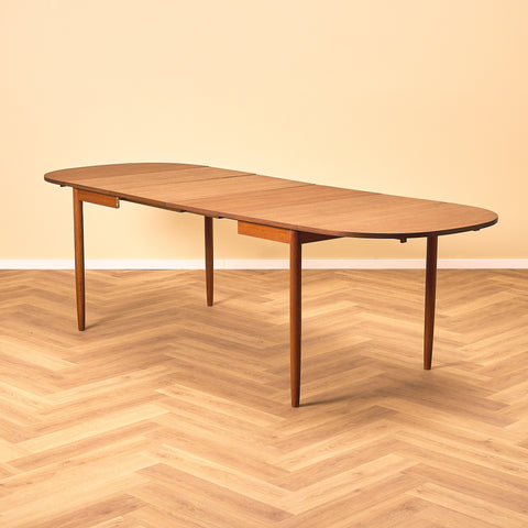 Danskt matbord med 4 iläggsskivor i teak "Arne Vodder-stil"