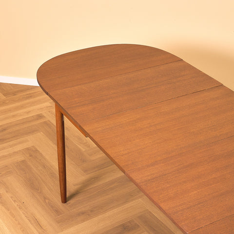 Danskt matbord med 4 iläggsskivor i teak "Arne Vodder-stil"