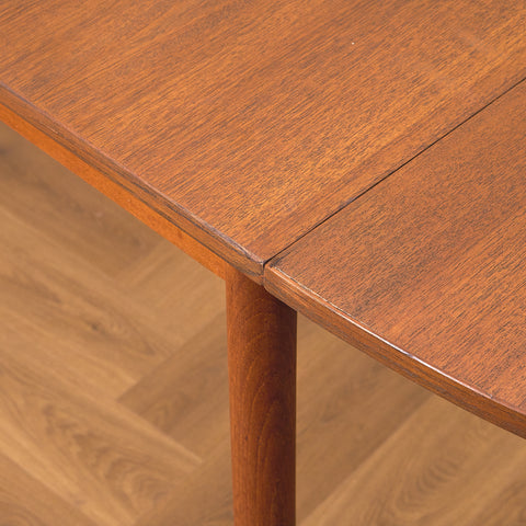 Danskt matbord med 4 iläggsskivor i teak "Arne Vodder-stil"
