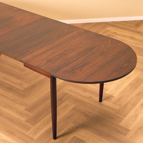 Danskt matbord med 4 iläggsskivor i Santos rosenträ "Arne Vodder-stil"