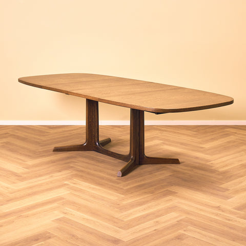 Danskt ovalt matbord i rökt ek av Niels Møller för Gudme Møbelfabrik