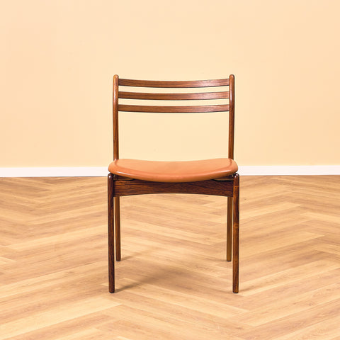 Danska matstolar i Santos rosenträ av P.E. Jorgensen för Farsø Möbelfabrik