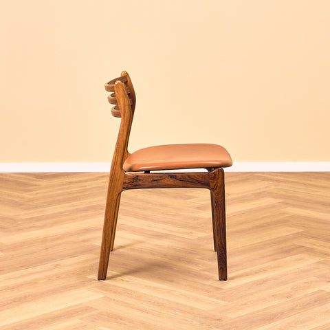 Danska matstolar i Santos rosenträ av P.E. Jorgensen för Farsø Möbelfabrik