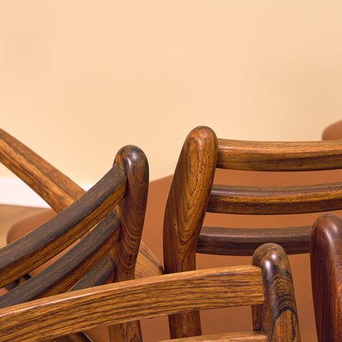 Danska matstolar i Santos rosenträ av P.E. Jorgensen för Farsø Möbelfabrik