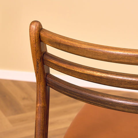 Danska matstolar i Santos rosenträ av P.E. Jorgensen för Farsø Möbelfabrik