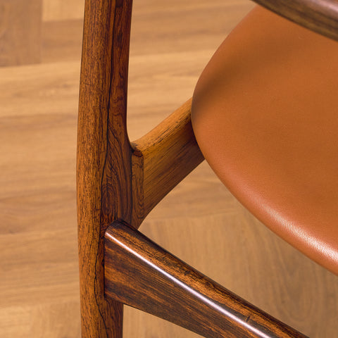 Danska matstolar i Santos rosenträ av P.E. Jorgensen för Farsø Möbelfabrik