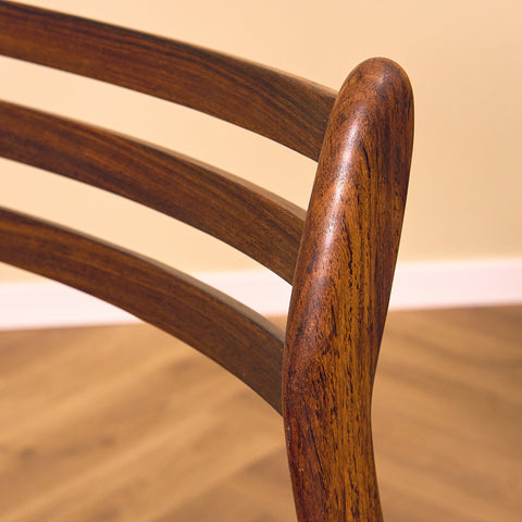 Danska matstolar i Santos rosenträ av P.E. Jorgensen för Farsø Möbelfabrik