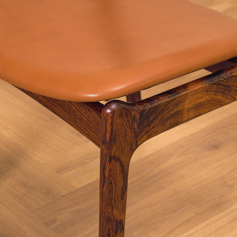 Danska matstolar i Santos rosenträ av P.E. Jorgensen för Farsø Möbelfabrik