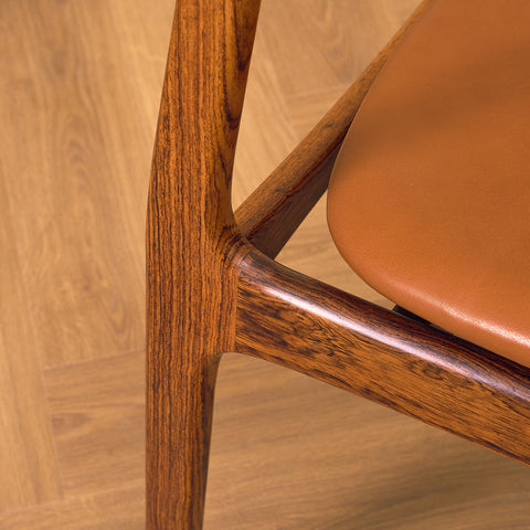 Danska matstolar i Santos rosenträ av P.E. Jorgensen för Farsø Möbelfabrik