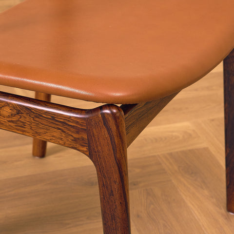 Danska matstolar i Santos rosenträ av P.E. Jorgensen för Farsø Möbelfabrik