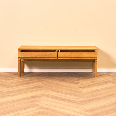 Svenskt skåp / TV-bänk i ek av Marian Grabinski för IKEA, modell 'MTP'