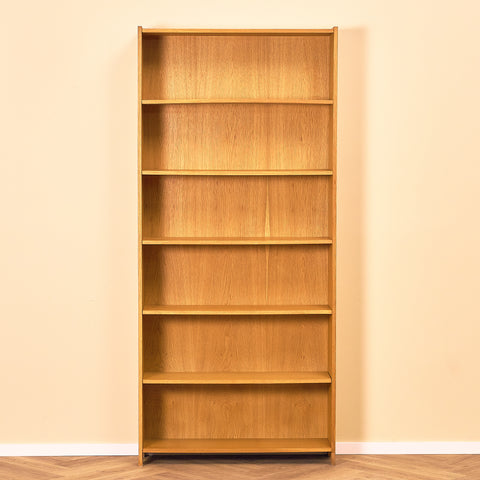 Svensk bokhylla i ek