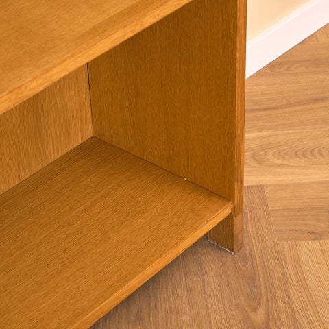 Svensk bokhylla i ek