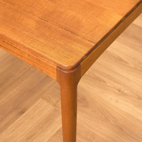 Litet svenskt sidobord i teak, modell 'Micado' av Sven Engström och Gunnar Myrstrand för Bra Bohag, Tingström