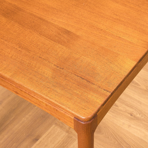 Litet svenskt sidobord i teak, modell 'Micado' av Sven Engström och Gunnar Myrstrand för Bra Bohag, Tingström