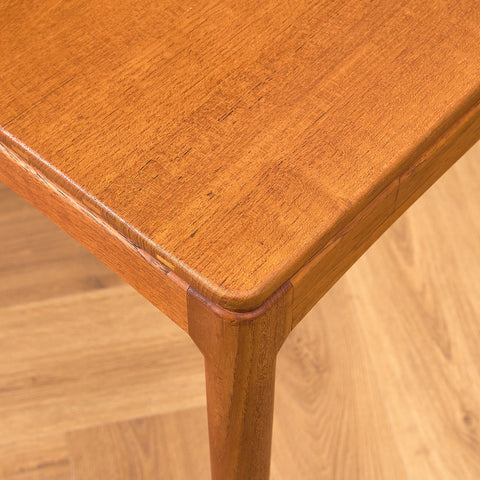 Litet svenskt sidobord i teak, modell 'Micado' av Sven Engström och Gunnar Myrstrand för Bra Bohag, Tingström