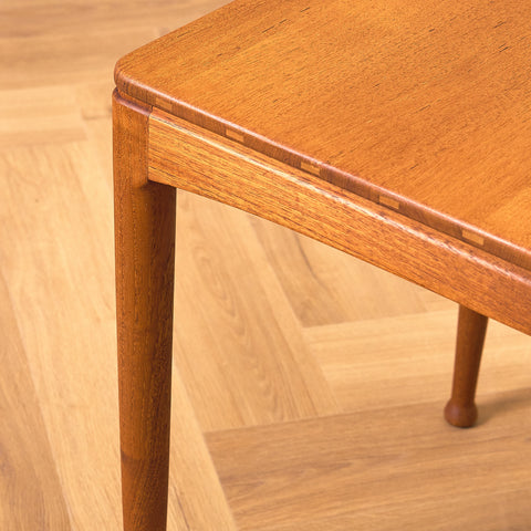 Litet svenskt sidobord i teak, modell 'Micado' av Sven Engström och Gunnar Myrstrand för Bra Bohag, Tingström