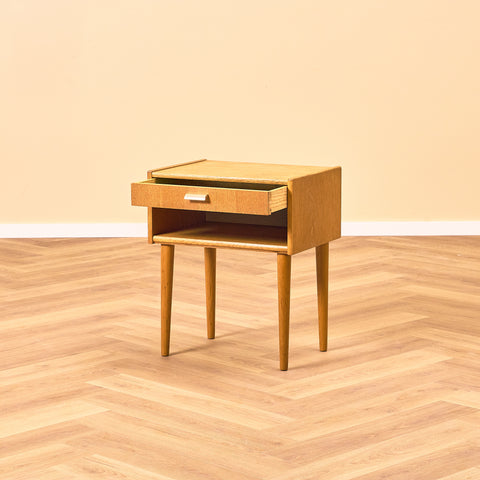 Svensk sängbord i ek