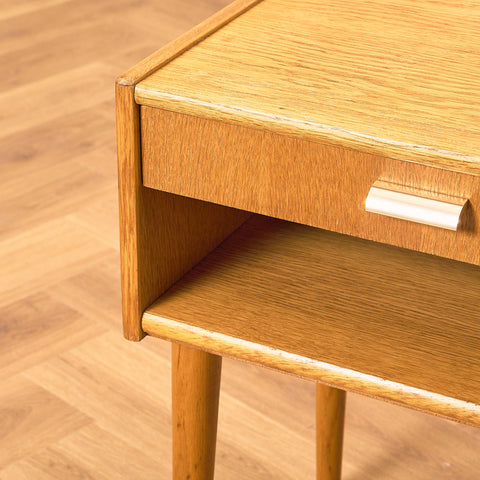 Svensk sängbord i ek