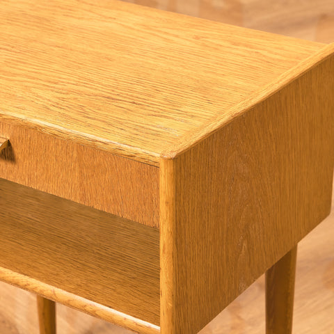 Svensk sängbord i ek